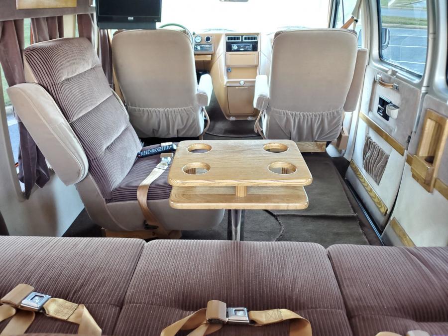 Интерьер Chevrolet G20 Conversion Van  (CG21305) 1988 года  (фото 193 из 257)